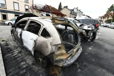 Deux voitures détruites par le feu dans la nuit du 25 au 26 avril, en face du lycée Bourdan à Guéret (Creuse)