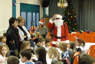 Les écoliers ont accueilli le Père Noël