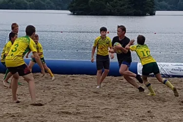 Les jeunes ont apprécié le beach rugby
