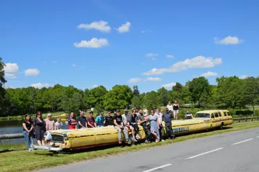 Le comité des fêtes de Saint-Maurice-près-Pionsat (Puy-de-Dôme) ne manque jamais d'inspiration pour créer des voitures insolites