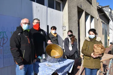 Les bénévoles de l’association Bocal et Phacélie sont tombés dans la marmite solidaire à La Souterraine (Creuse)