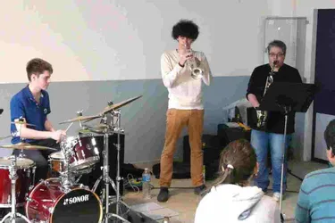 Batterie, trompette et saxo au collège Émile-Guillaumin