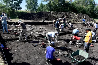 Les restes d'une maison datant du néolithique découverts sur le site de Corent, dans le Puy-de-Dôme