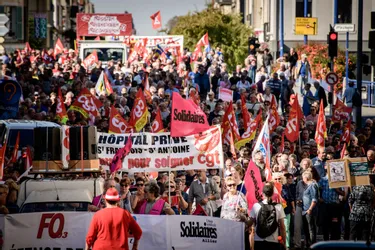 Environ 800 manifestants dans les rues de Montluçon contre la politique du gouvernement