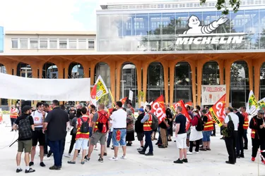 Une centaine de manifestants CGT devant le nouveau siège de Michelin à Clermont-Ferrand