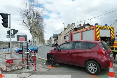 La voiture d'un conducteur de 86 ans finit dans un poteau à Montluçon
