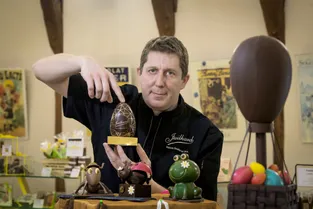 A Orcival (Puy-de-Dôme), Philippe Juilhard dévoile la fabrication de ses chocolats de Pâques