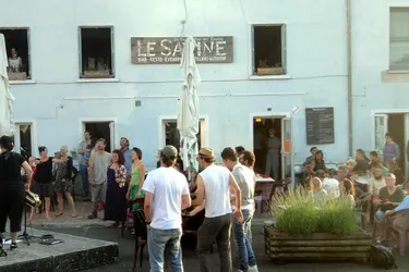 Rouvert en juin, le bar-restaurant Le Savine propose des soirées à thème durant l'été à Saint-Amant-Roche-Savine (Puy-de-Dôme)