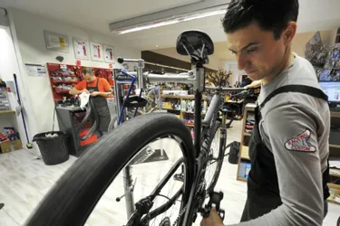 Julien Bartoli répare des vélos dans le magasin dont il est le gérant à Malemort