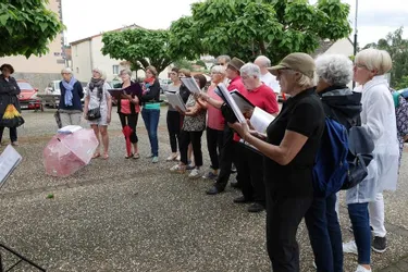Chansons itinérantes par l’atelier chant du FRSA avec la chorale de Saint-Genès