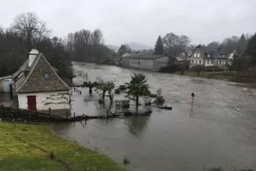 Lente décrue amorcée à Argentat (Corrèze), où la situation est "maîtrisée", mais demeure fragile