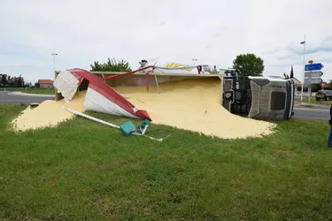 Un camion transportant de la farine de maïs se couche dans un rond-point à Saint-Beauzire (Puy-de-Dôme)