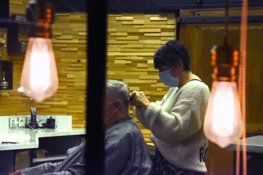 Devenus essentiels, les coiffeurs du Cantal restent ouverts mais attendent des clarifications