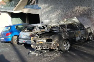 Deux voitures détruites et deux endommagées par un incendie