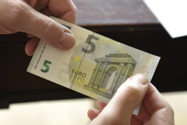 Le nouveau billet de 5 euros arrive aujourd'hui dans les porte-monnaie