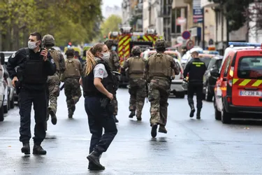 Attaque à Paris : cinq nouvelles interpellations, "manifestement un acte terroriste" selon Darmanin