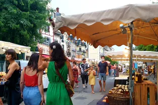 Le marché nocturne de Châtel-Guyon séduit les vacanciers