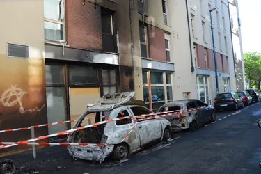 Une cinquantaine de résidents d'un foyer de jeunes travailleurs évacués après un feu de véhicules à Clermont-Ferrand