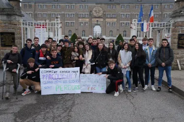 Une trentaine de lycéens en grève contre le nouveau bac au lycée Caraminot d'Egletons (Corrèze)
