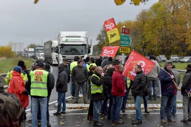 Creuse : les salariés de GM&S ont bloqué le rond-point de La Croisière