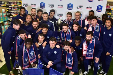 Coupe de France : les joueurs et supporters du Puy Foot ont pu découvrir le trophée