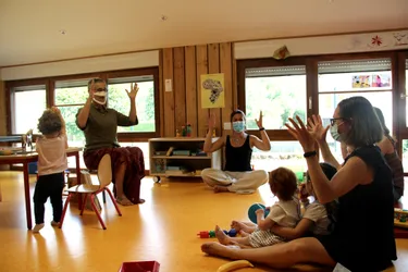 Des ateliers de signes pour bébés afin de « communiquer avant la parole » à Marat et Cunlhat (Puy-de-Dôme)