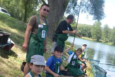 Les jeunes peuvent s’initier à la pêche au coup, tous les mercredis après-midi de l’été