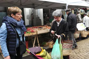 Des cabas offerts aux clients du marché d'Aurillac