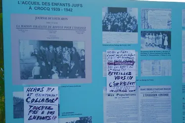 Des affiches anti-vaccins et antisémites découvertes à Crocq (Creuse)