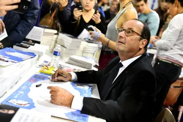 A la Foire du livre de Brive, François Hollande tire les leçons du pouvoir en quatre images
