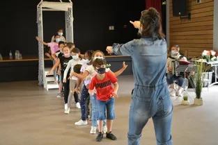 Des enfants du centre Barjavel à Vichy intègrent « L’Élixir d’amour » créé par la Cie Op’là (Allier)