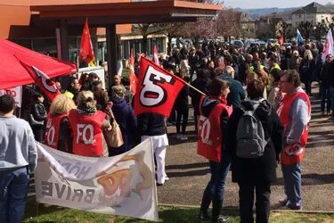 Près de 400 manifestants devant l'hôpital de Brive