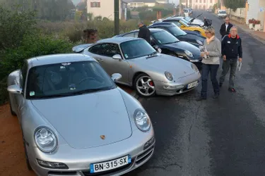 45 Porsche défilent aux premières lueurs