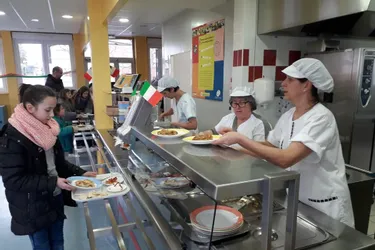 Savoureux repas italien au collège