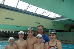 Six jeunes nageurs avec l’équipe d’Allier
