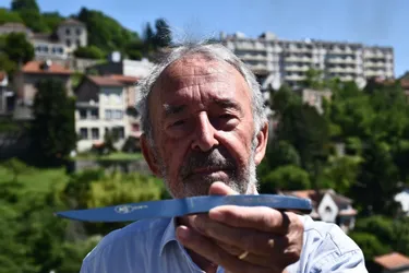 Retraité, Louis Cau imagine à 87 ans un nouveau couteau sur l'après Coronavirus, à Thiers (Puy-de-Dôme)