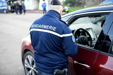 La gendarmerie mobilisée sur tout l'arrondissement d'Ambert (Puy-de-Dôme) : "pédagogie, c'est le maître-mot, avec Restez chez vous"