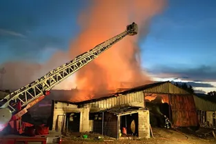 Deux hangars agricoles détruits par le feu à Chaumont-le-Bourg (Puy-de-Dôme)