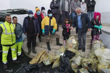 150 kg de déchets ramassés en une matinée sur la voie publique à Puy-Guillaume (Puy-de-Dôme)