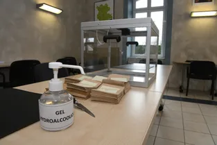 En Corrèze, des mairies s'approvisionnent en gel hydroalcoolique pour les élections, en attendant les livraisons de l'Etat