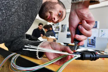 A Brive, les futurs techniciens réseau viennent de toute la France pour se former à la fibre optique