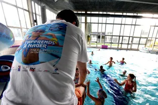 Le dispositif « J’apprends à nager » permet aux enfants de se familiariser gratuitement à la natation