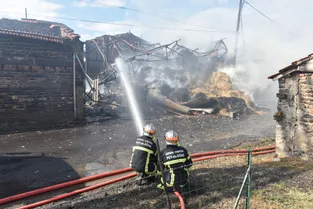 Un hangar abritant cent tonnes de foin détruit par le feu à Saint-Laure (Puy-de-Dôme)