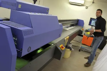 L’imprimante UV à plat, rare en France, offre un champ d’action illimité à Loïc Morales