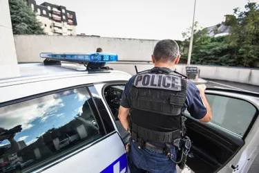 Des policiers agressés à l'arme blanche à Cannes, la piste terroriste "envisagée"