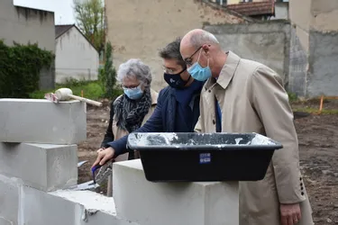 La première pierre de la future résidence pour personnes souffrant de troubles psychiques posée à Montluçon (Allier)