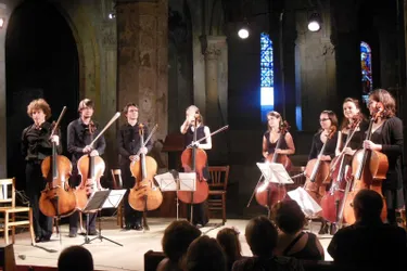 Des violoncellistes éblouissants sur scène