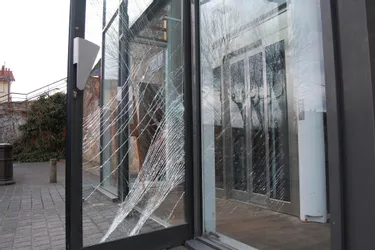 Guéret : Il vole un brise-glace pour fracasser la vitre de la cafétéria Flunch