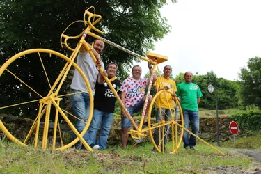 Salers aux couleurs du Tour avec 120 vélos jaunes dans le bourg