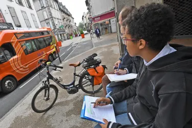 L’association Vélo Cité 15 comptabilise tous les usagers de la rue des Carmes à Aurillac (Cantal)